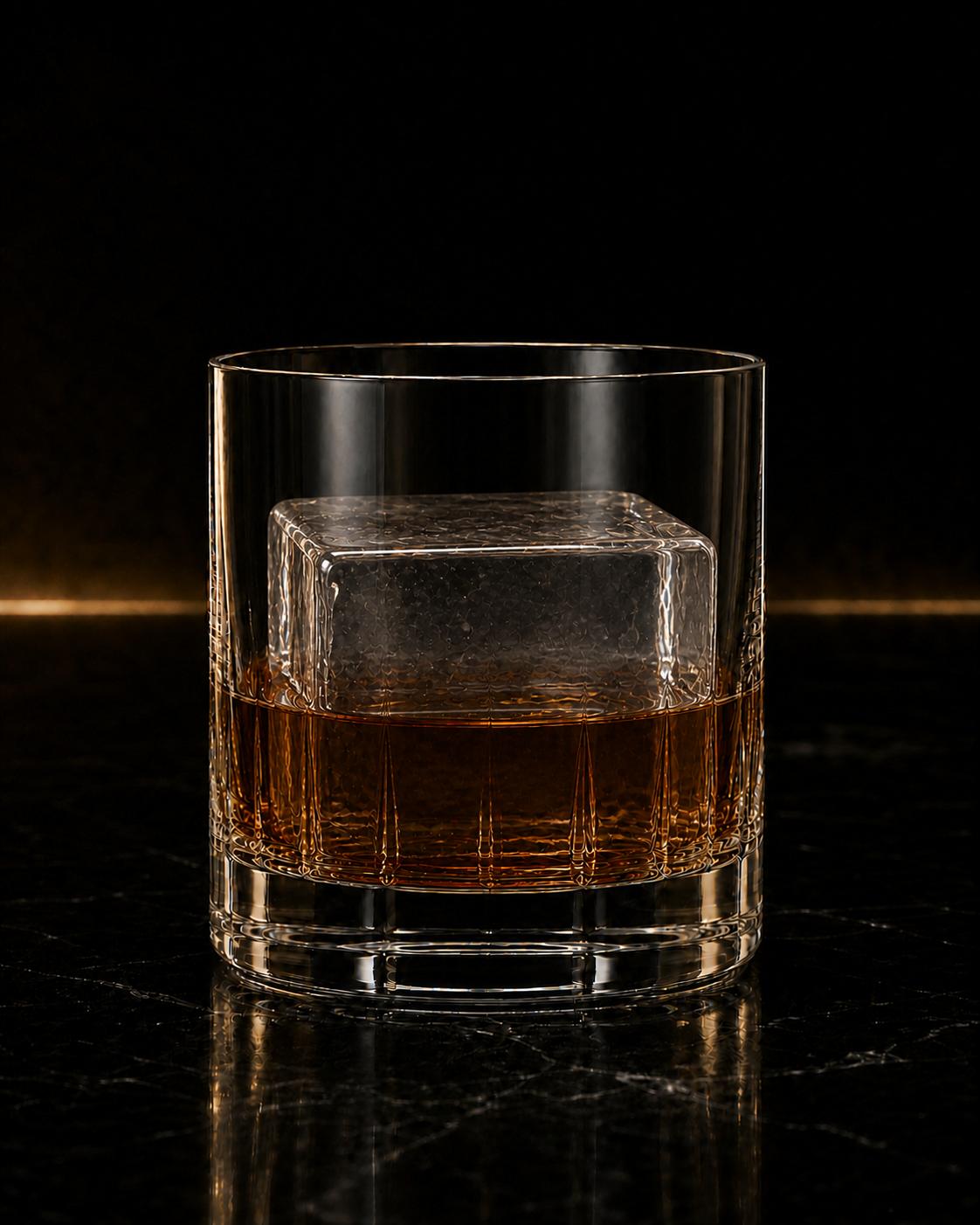 BAROS 经典鸡尾酒教父的酒杯与琥珀色酒液展示